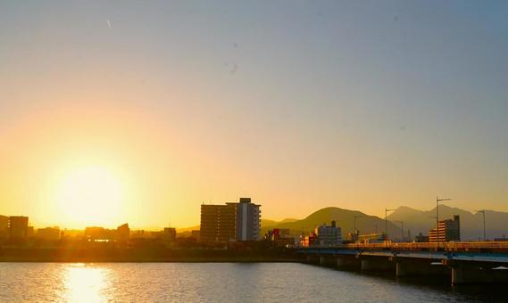 川と橋と夕焼けとの写真