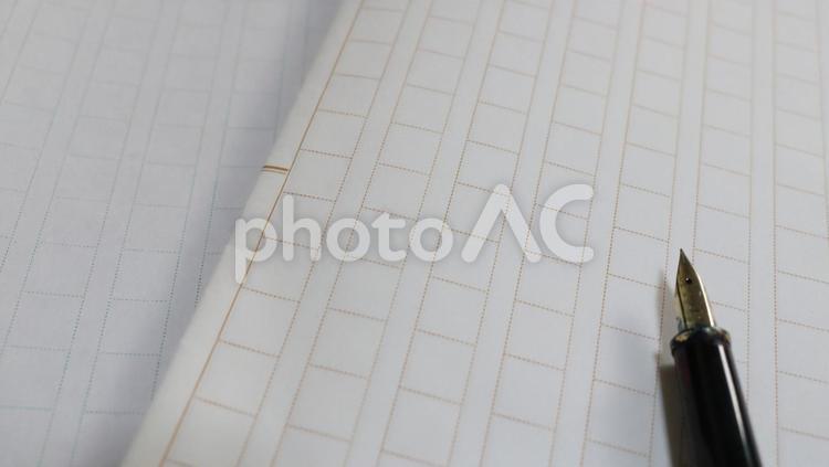 原稿用紙と万年筆余白コピースペース論文 原稿用紙,書類,ツールの写真素材
