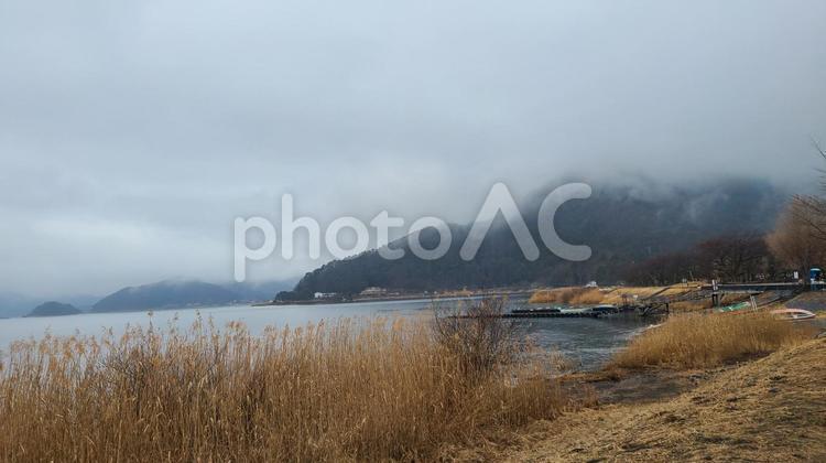 雨の日　湖畔 湖,山,河口湖の写真素材
