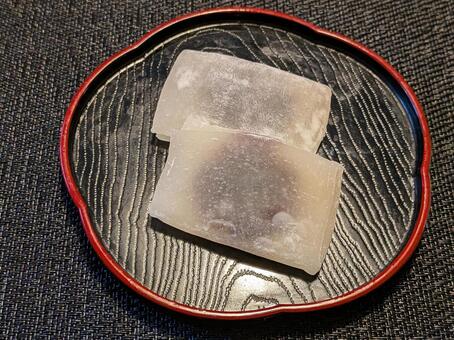 黒い梅型皿に載った二つの餅菓子 羽二重餅,餅菓子,和菓子の写真素材