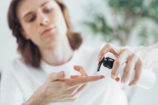 乳液を手に取っている男性 男性,外国人,欧米人の写真素材