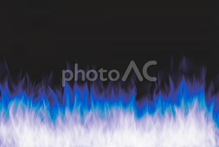 メラメラ燃える青い火　炎の素材 火,炎,熱いの写真素材