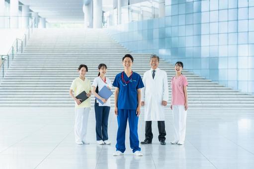 病院で働く医療スタッフ 医師,笑顔,医療スタッフの写真素材