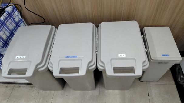 ゴミ箱 ゴミ箱,燃えるゴミ,不燃物の写真素材