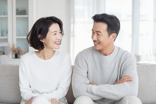 幸せそうな笑顔が印象的な夫婦 幸せそうな笑顔が印象的な夫婦の写真