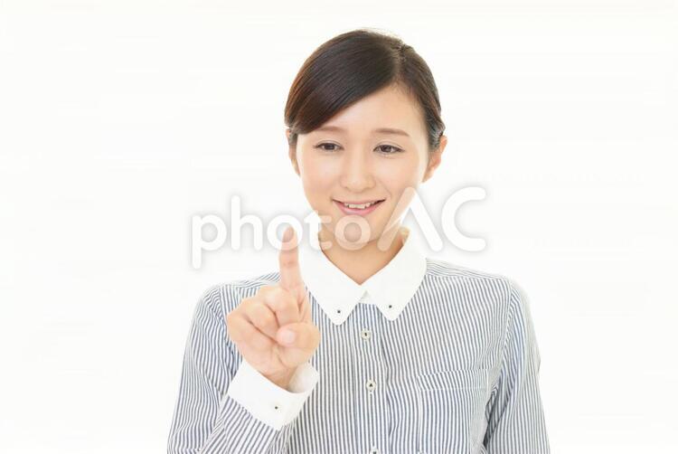 指さす笑顔の女性 女性,女,笑顔の写真素材