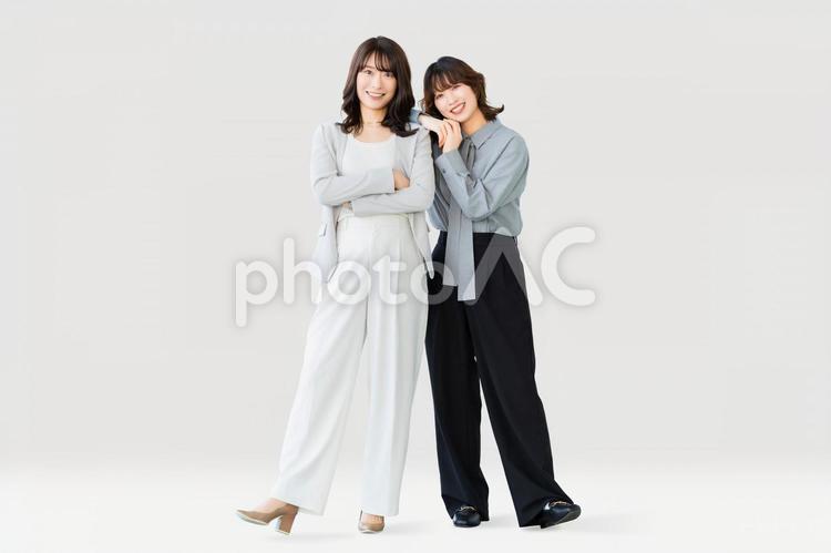 仲のいい2人の女性・ビジネスウーマン 女性,2人,笑顔の写真素材