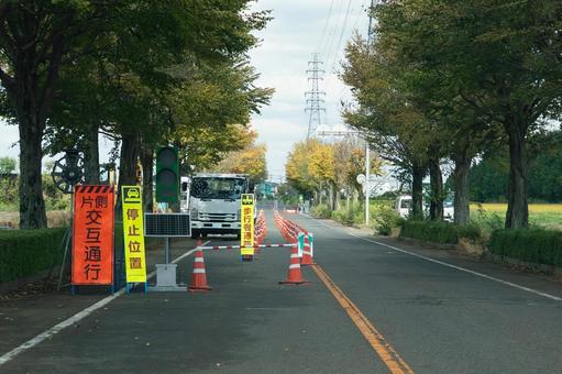 工事中（片側通行） 工事中,道路,片側通行の写真素材