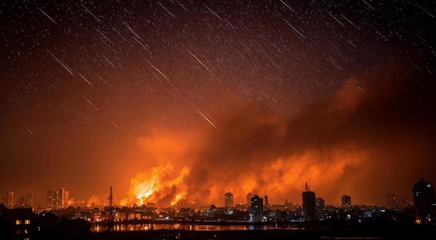 災害と神秘が混在する夜空の光景 災害と神秘が混在する夜空の光景の写真