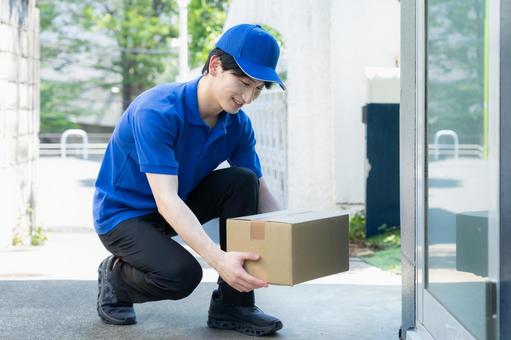 荷物を置き配する宅配業者 荷物を置き配する宅配業者 置き配,配達,宅配の写真素材