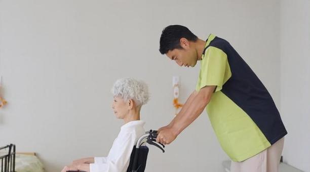仕事に疲れるアジア人介護士 仕事に疲れるアジア人介護士 介護士,介護福祉士,疲れるの写真素材