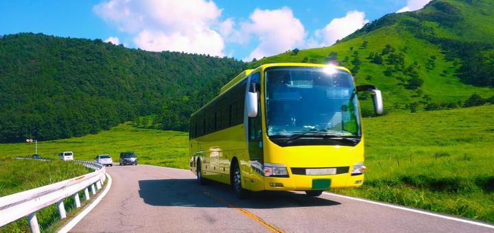 高原をゆく観光バス 車,バス,草原の写真素材