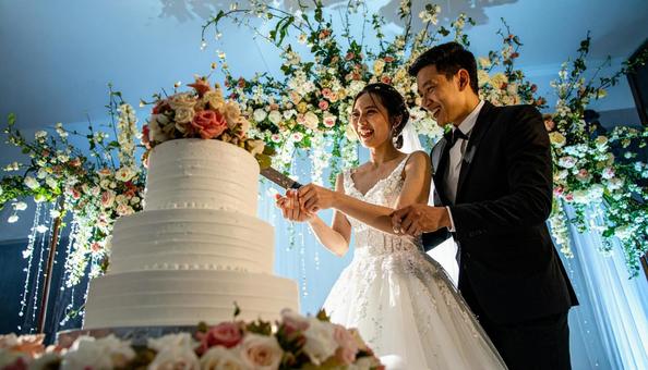 ケーキ入刀する新郎新婦 ケーキ入刀する新郎新婦の写真