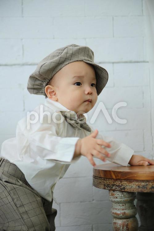 周りを見渡す男の子 バースデイ,お誕生日,おめでとうの写真素材