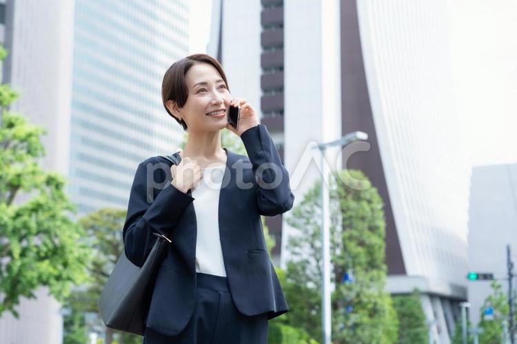 オフィス街で働くミドルのビジネスウーマン ビジネス,女性,通勤の写真素材
