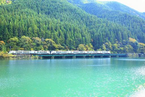 紅葉のダム湖畔を走るワイドビューひだ 高山本線,紅葉,鉄橋の写真素材