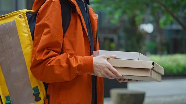 屋外でピザのデリバリーをする男性 配達,デリバリー,配送の写真素材