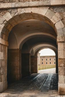 アーチと城壁（サンフェラン城） アーチ,石壁,歴史的建造物の写真素材