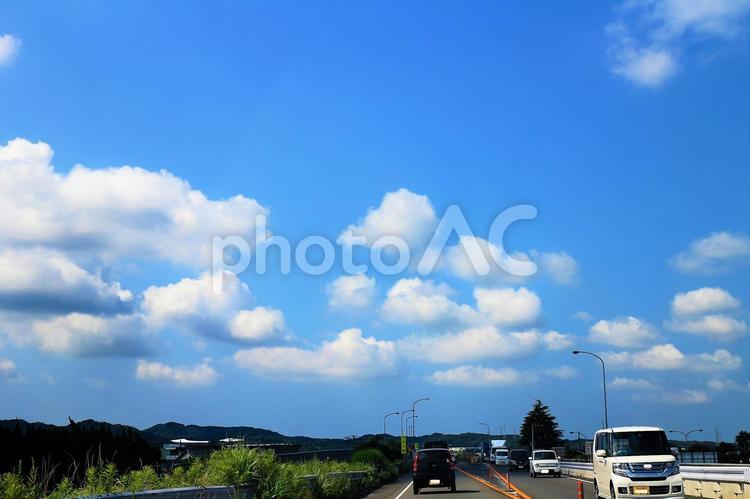 白い雲が流れる風景 道路,ドライブ,ハイウェイの写真素材