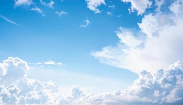 入道雲の広がる夏の青空 入道雲の広がる夏の青空の写真