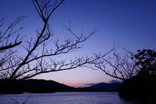 夜明け前の風景 夜明け,空,影の写真素材