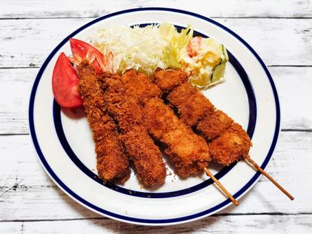 Photo, ভাজা শুয়োরের মাংস এবং skewers উপর negi, কাটলেট, ভাজা চিংড়ি, 