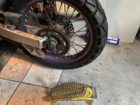 チェーン交換 バイク,チェーン,タイヤの写真素材