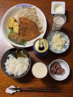 ご飯に鯵フライと卵焼きとオクラなどの夕食 ご飯に鯵フライと卵焼きとオクラなどの夕食の写真
