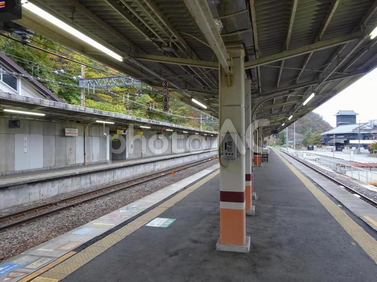 鬼怒川温泉駅のホーム風景 鬼怒川温泉駅,鬼怒川,電車の写真素材
