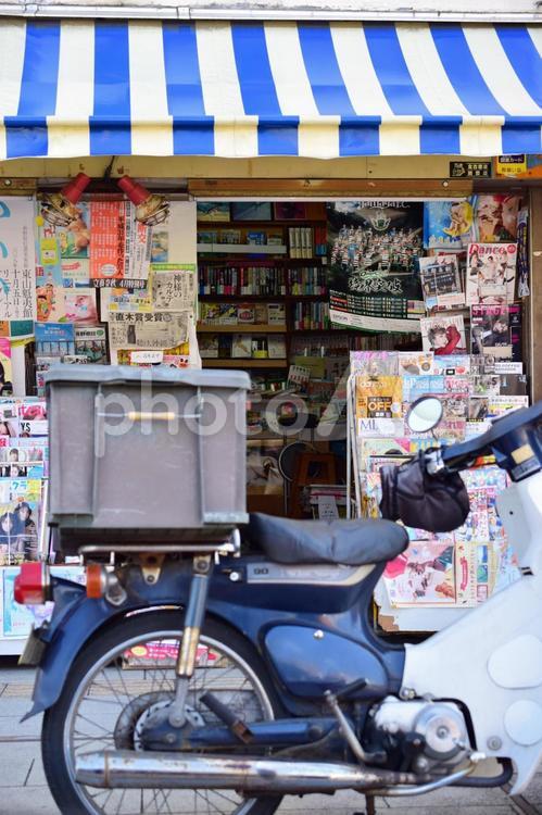 懐かしい風景 懐かしい,レトロ,バイクの写真素材