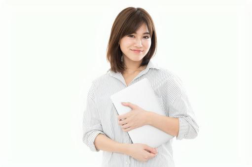 若い女性 ノートパソコン 若い女性 ノートパソコンの写真