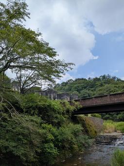 豊稔池堰堤と橋 豊稔池堰堤,橋,雲の写真素材