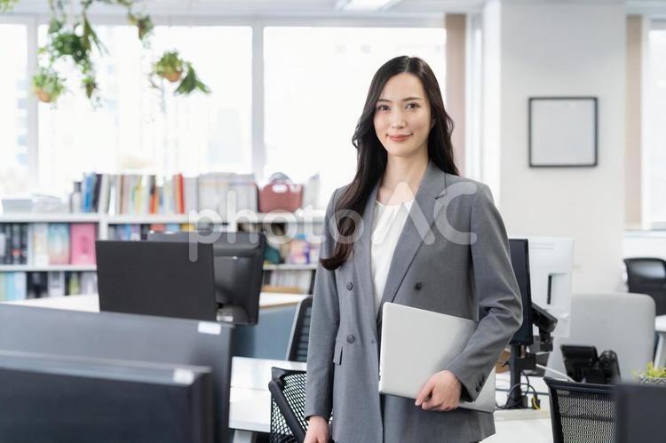オフィスで仕事をする若いビジネスウーマン ビジネス,女性,オフィスの写真素材