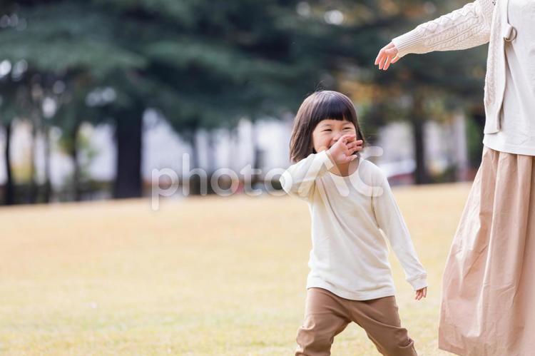 ママと遊ぶ子供（走る） 子供,親子,ママの写真素材