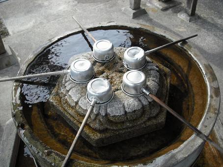 手水舎の柄杓 手水舎,ちょうずや,てみずやの写真素材