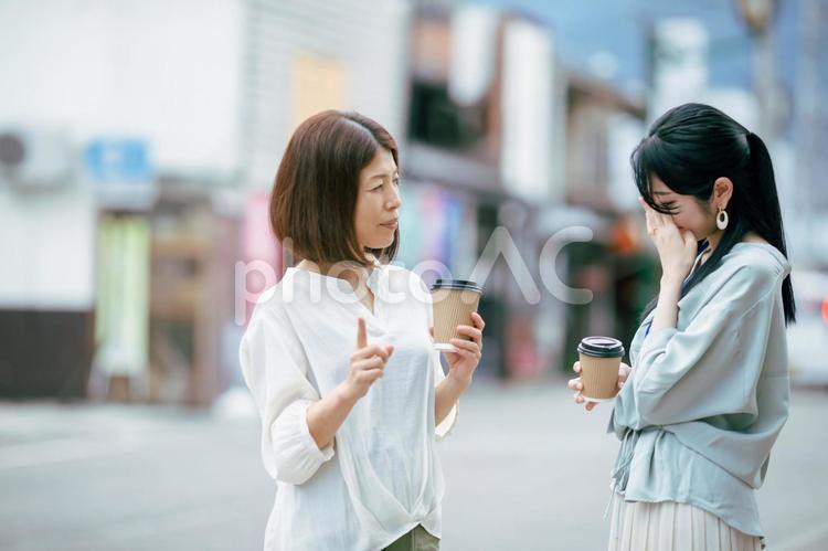 上司に怒られる部下の女性 叱咤激励,パワハラ,怒られるの写真素材