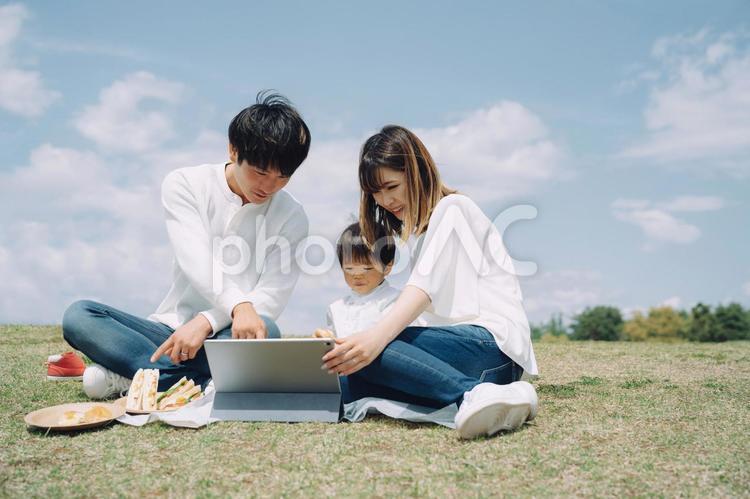 空とタブレットPCを使う家族 家族,タブレットpc,アニメの写真素材