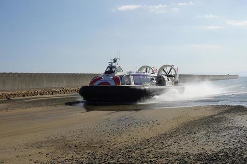 海から砂浜に上がるホバークラフト ホーバークラフト,ホバークラフト,船の写真素材