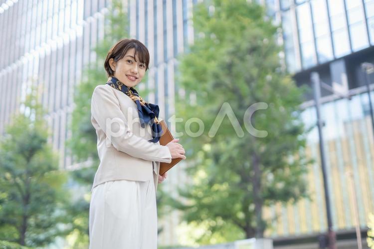 笑顔のビジネスウーマン ビジネスアイテム,ビジネスツール,自然の写真素材