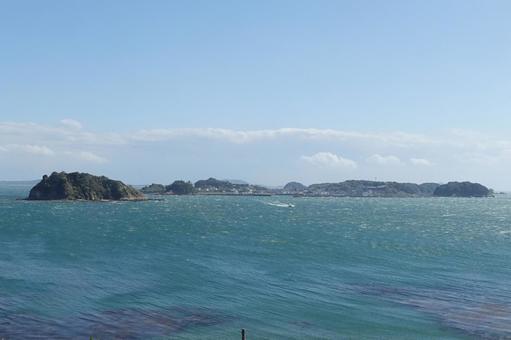 篠島から見た日間賀島 篠島から見た日間賀島の写真