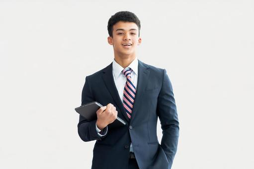 タブレットを持つ笑顔の外国人ビジネスマン タブレットを持つ笑顔の外国人ビジネスマン 男性,笑顔,ビジネスマンの写真素材