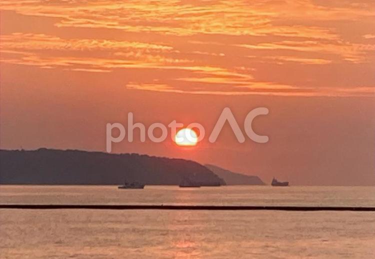 夕陽が海へ帰っていく 夕陽,夕日,たそがれの写真素材