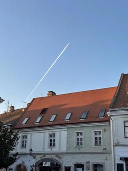 ヨーロッパの街並みと飛行機雲 飛行機雲,青空,雲の写真素材