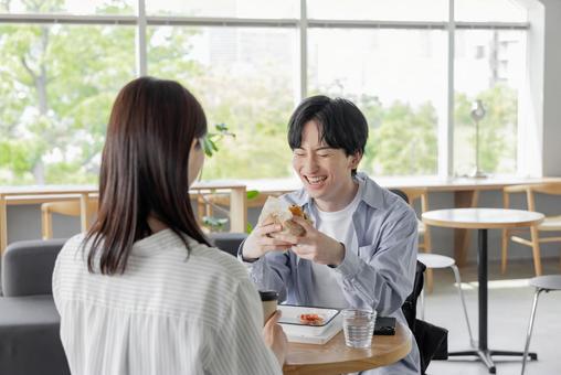 カフェでデートをするカップル デート,カフェ,カップルの写真素材