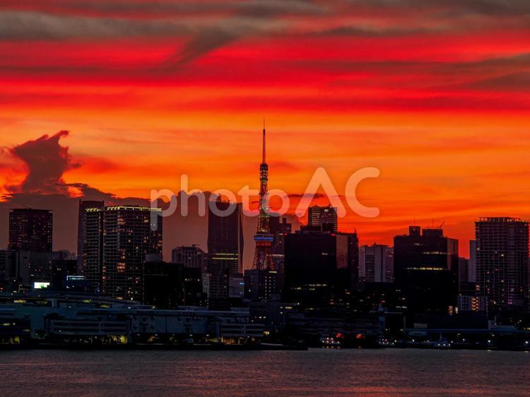 ウォーターフロントの真っ赤な夕焼け 夕焼け,空,雲の写真素材