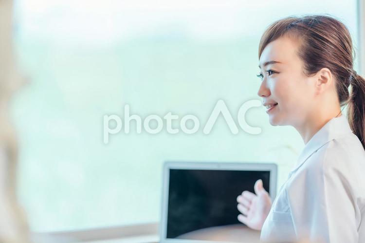 案内をする看護師 看護師,ナース,看護婦の写真素材