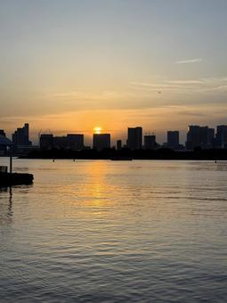 夕暮れのお台場から見た東京の景色 夕暮れのお台場から見た東京の景色の写真
