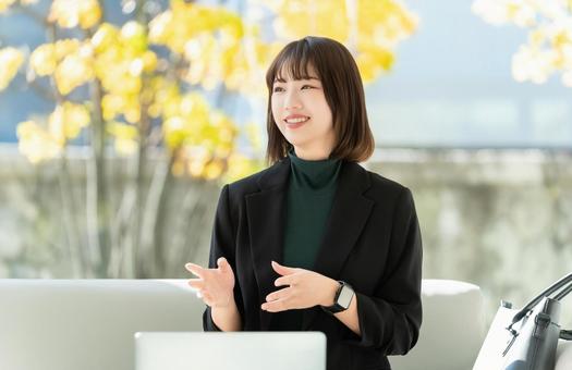 秋のオフィスで対話をする女性 秋のオフィスで対話をする女性 女性,秋,紅葉の写真素材