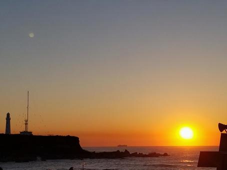 朝日と地平線 朝日と地平線 太陽,海辺,朝焼けの写真素材