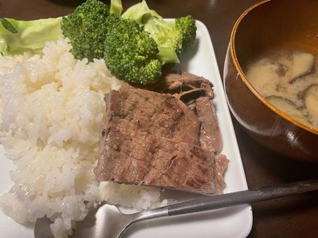 ガーリックライスとお肉 ガーリックライスとお肉 ご飯,おかず,グルメの写真素材